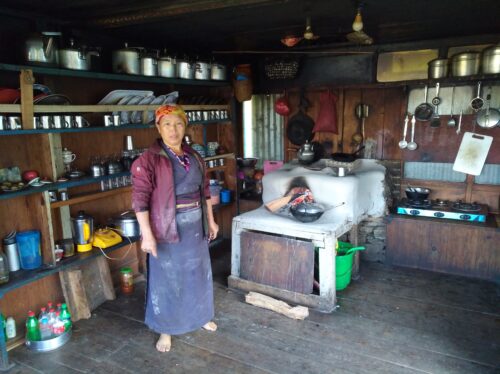 Treks & Sommets Népal. Rencontre d'une femme sherpa, dans sa cuisine.